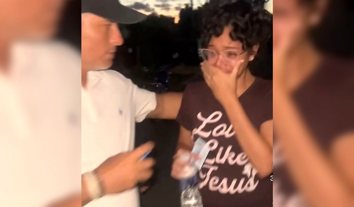 Anna Sofía Benítez a su salida del largo interrogatorio. Captura de video