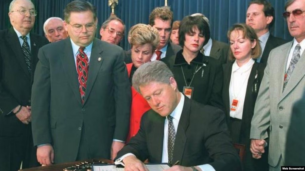 El presidente Bill Clinton promulgó la Ley Helms-Burton. A su izquierda el congresista Bob Menendez y el senador Jesse Helms. Foto: Martí Noticias. 