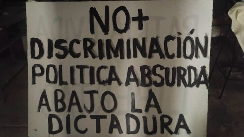 Cartel que portaba el pastor pentecostal Ariel Limias Leiva, de 53 años.