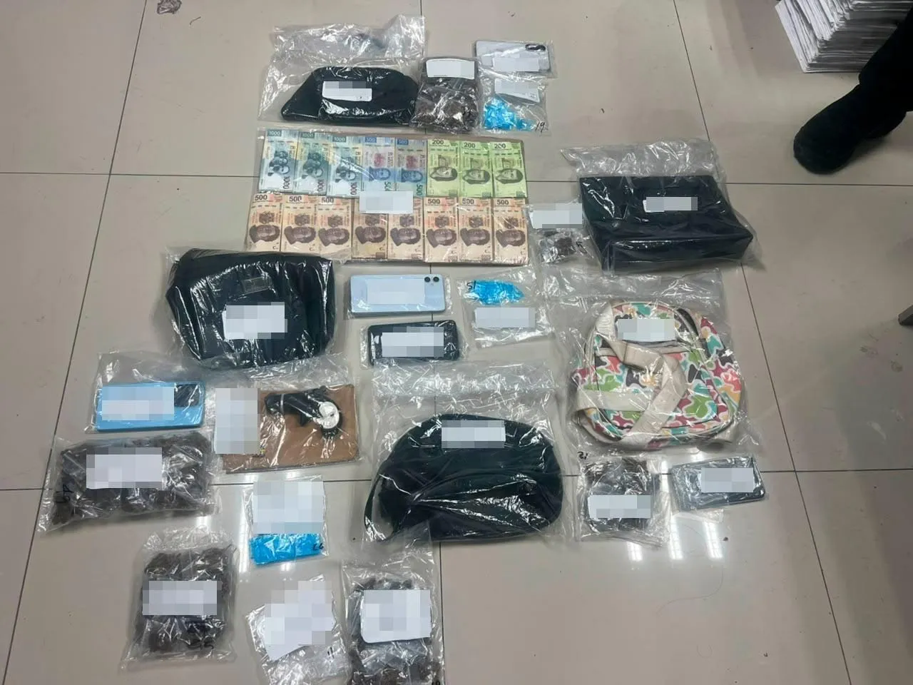 Los arrestados fueron capturados en la Supermanzana 63 con presuntas drogas, un arma y 8.600 pesos mexicanos en billetes aparentemente falsificados. Foto: Quinta Fuerza