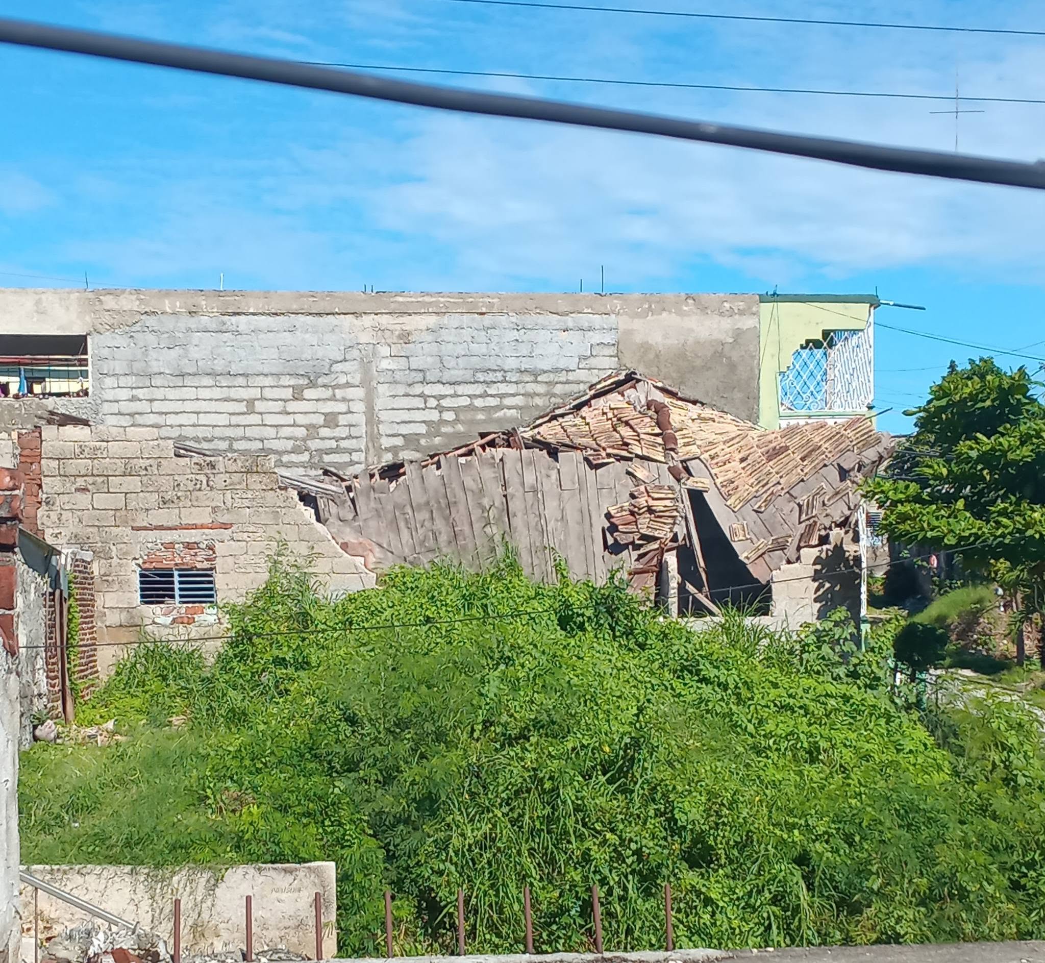 Derrumbe de vivienda en Manzanillo, tras años de abandono estatal