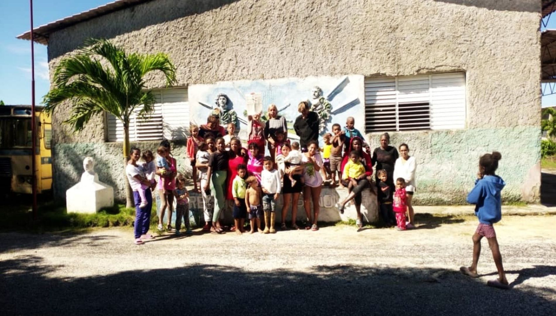 Permanecen en el inmueble 17 madres con un total de 73 niños, quienes reclaman una solución habitacional ante la falta de vivienda.