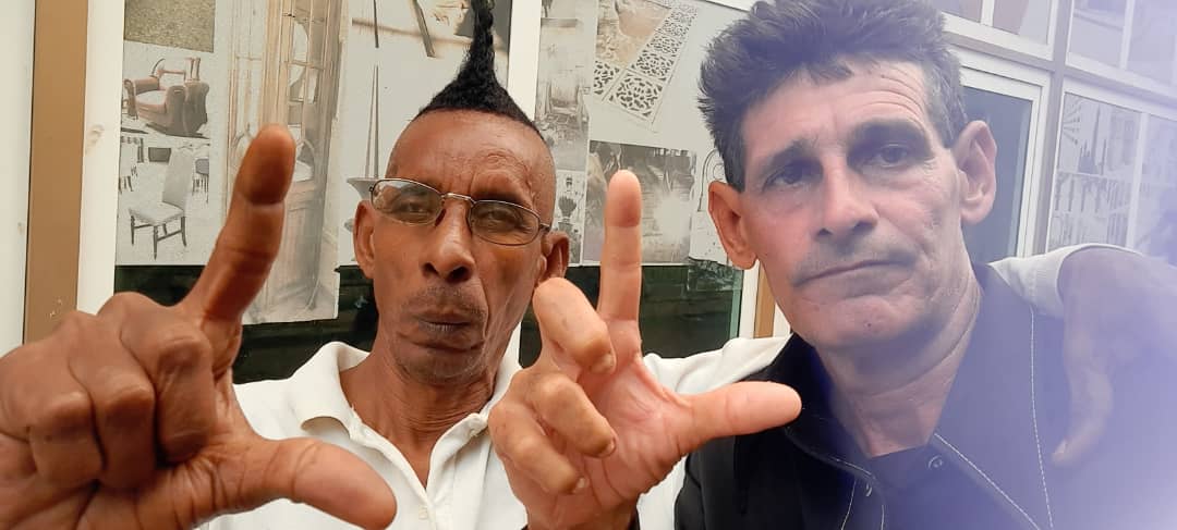 Los detenidos fueron identificados como Lázaro Rolando Kessel Barrueto y Mario Alberto Hernández Leyva, ambos promotores de la iniciativa Cuba Decide. 