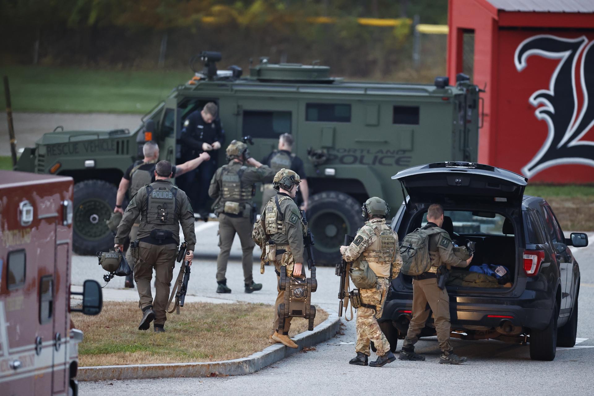 18 muertos deja doble tiroteo en Maine y buscan a militar como principal sospechoso