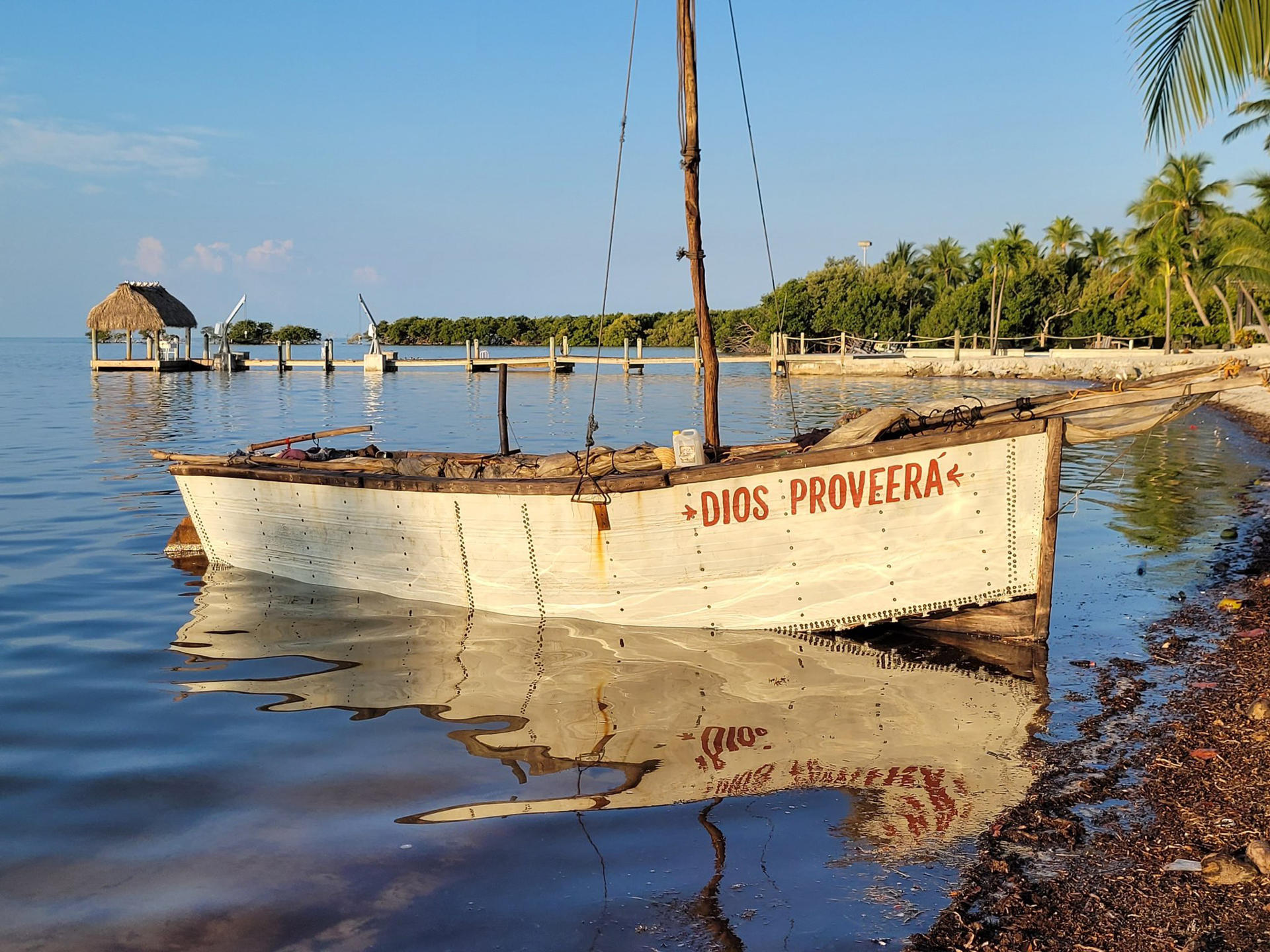 23 cubanos llegan a vela a los Cayos de Florida y se enfrentan a la deportación