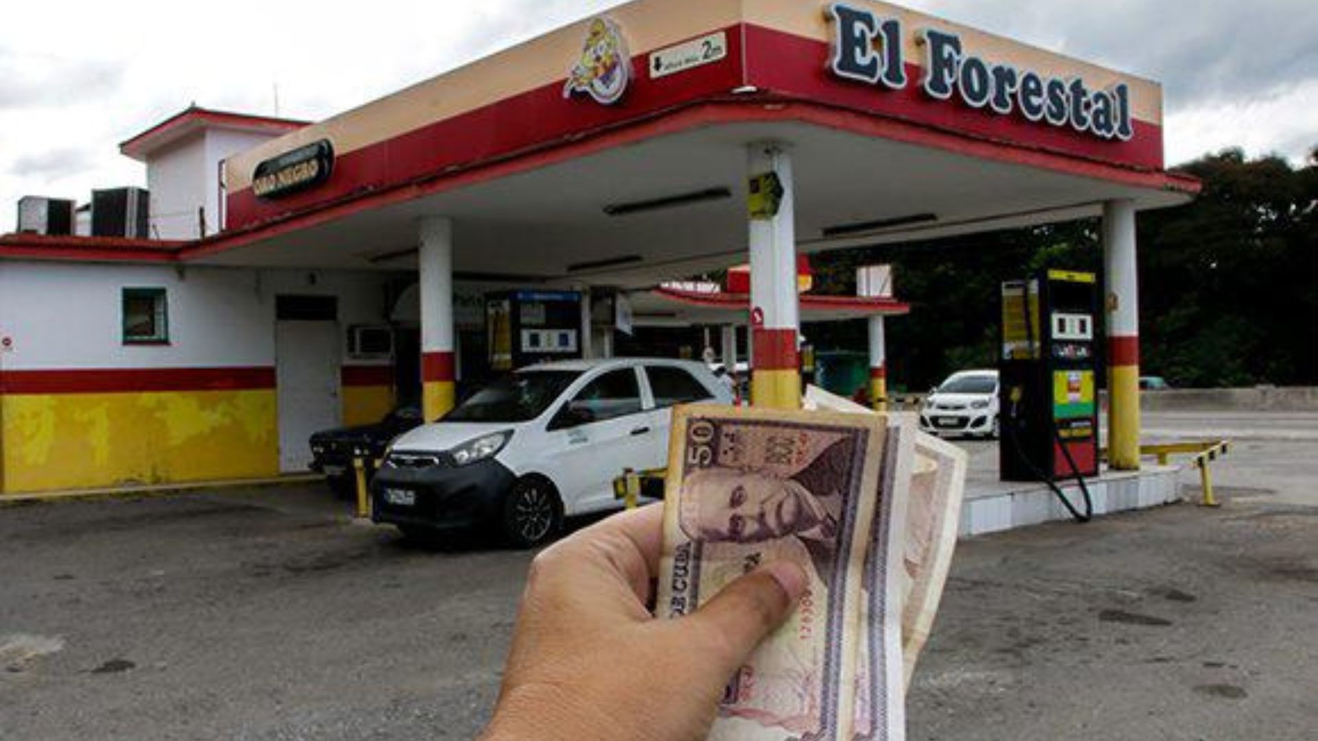 A partir de noviembre no se podrá comprar combustible en efectivo en Cuba