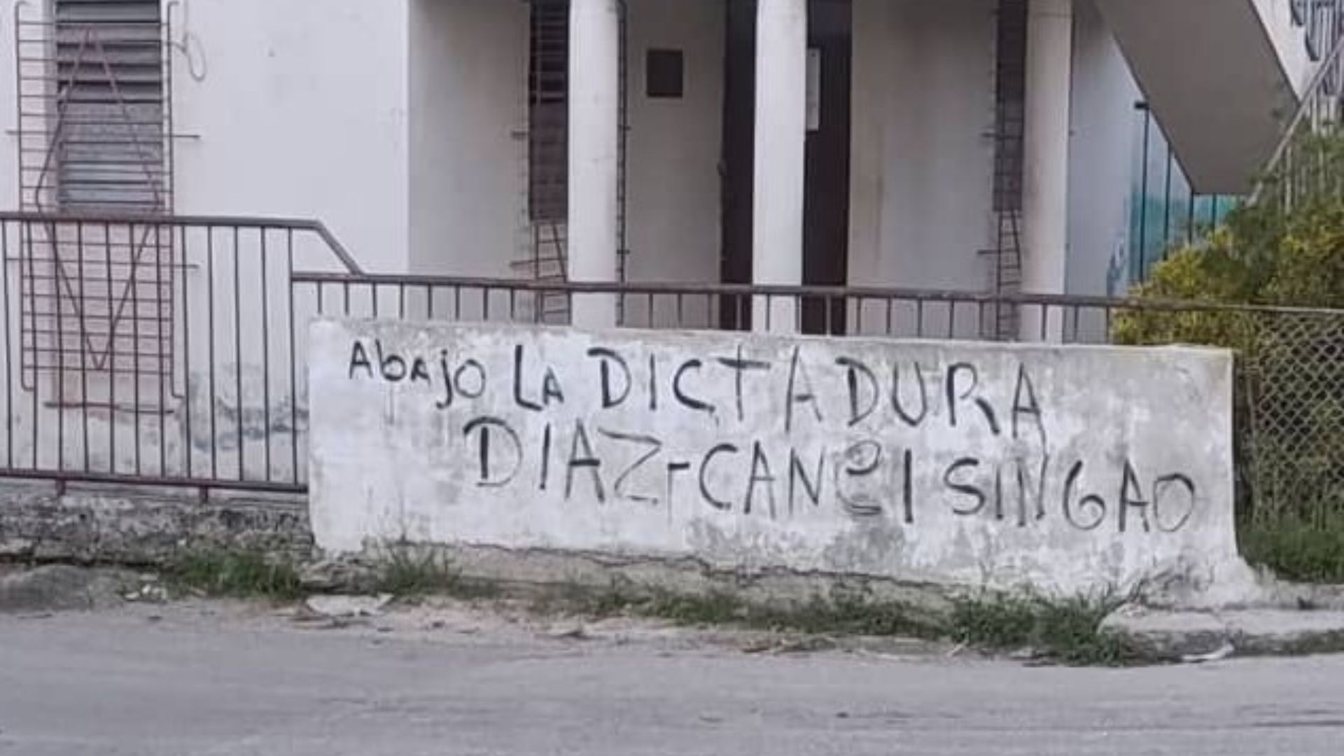 'Abajo la dictadura' y 'Díaz-Canel singao': cartel en Guanabacoa