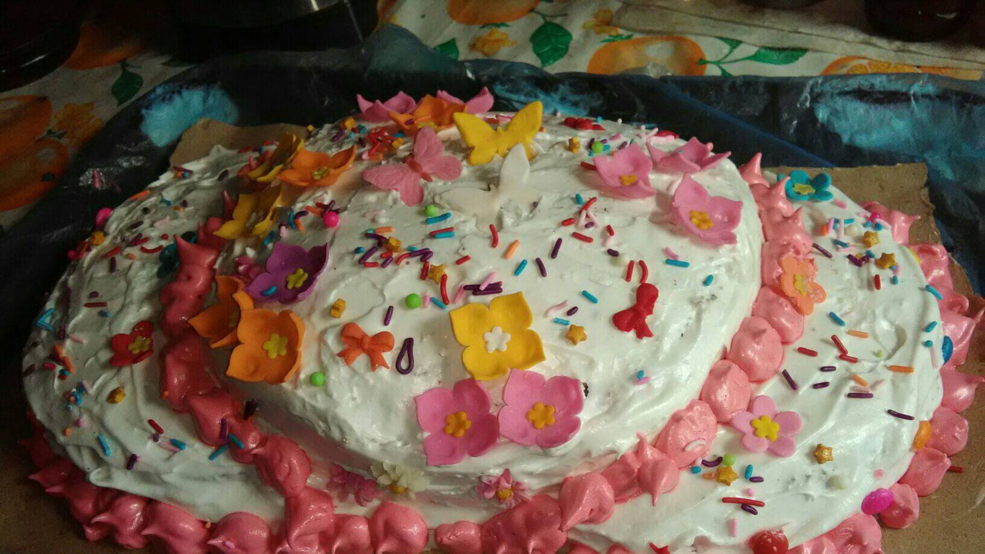 Abuela cubana hace panetela de dos huevos por los 15 de su nieta