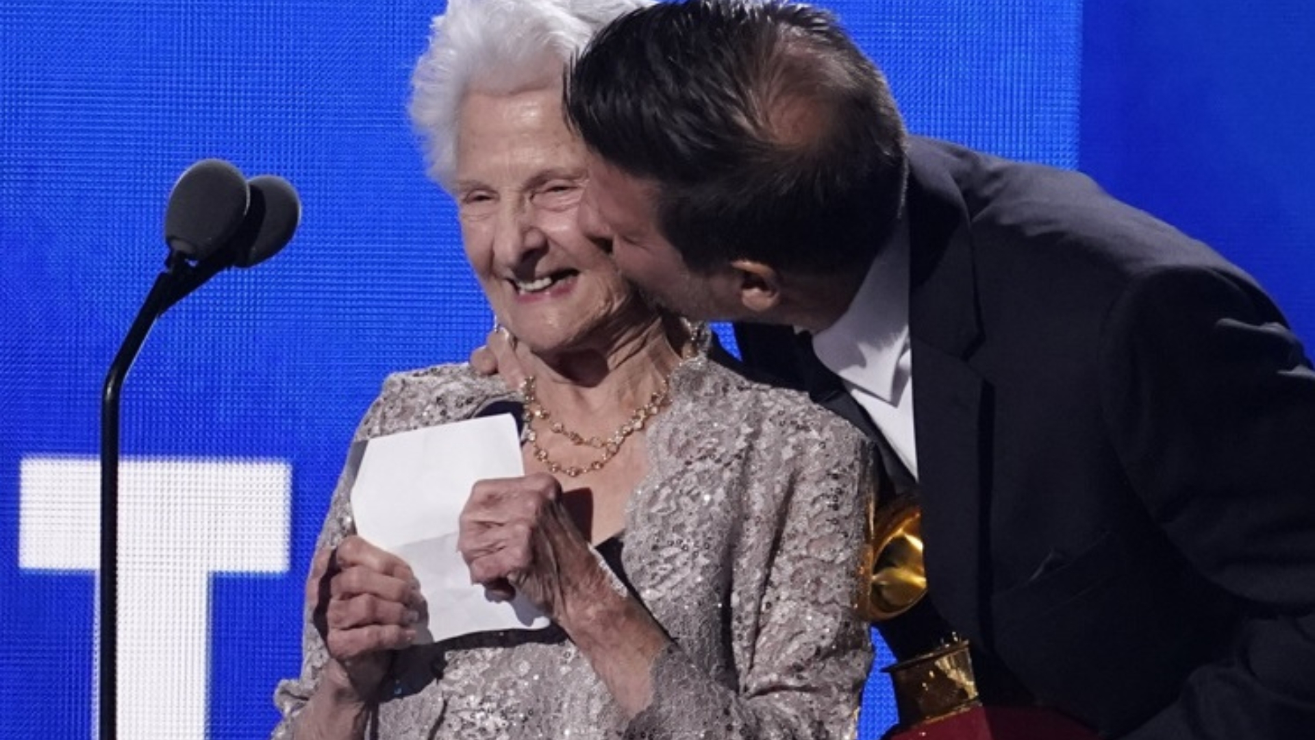 Abuelita de 95 años gana los Latin Grammy con Cuba en el alma: “Nunca la podré olvidar”