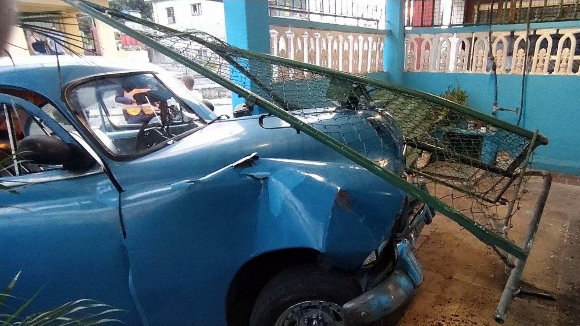 Accidente: Chofer ebrio choca almendrón contra una casa en La Habana