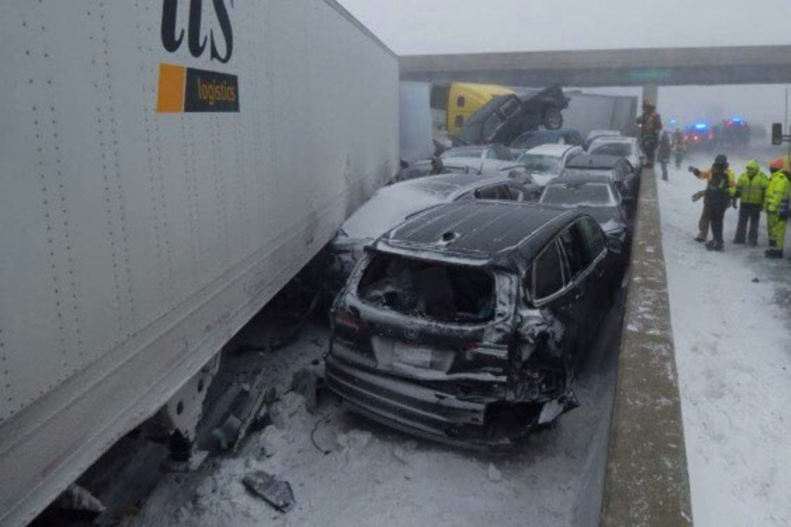 Accidente de más de 40 vehículos en carretera interestatal de Ohio deja varios muertos y heridos