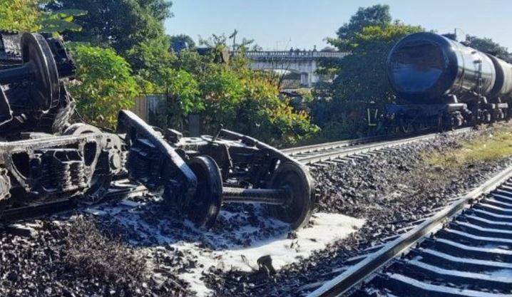 Accidente entre dos trenes de carga en Sancti Spíritus provoca derrame de petróleo crudo