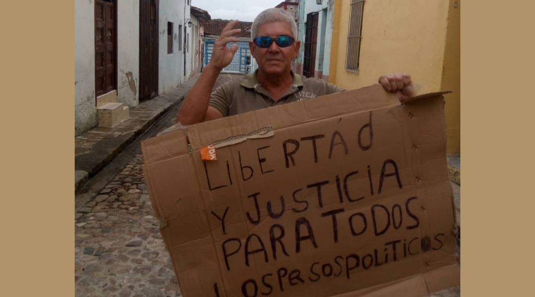 Activista Aurelio Cabrera pide libertad para los presos políticos en las calles de Sancti Spíritus