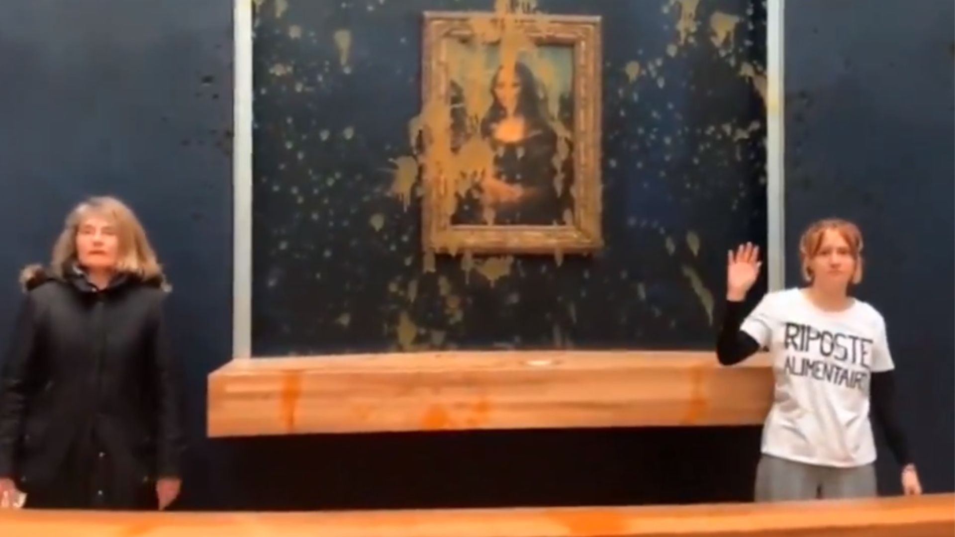 Activistas arrojan sopa al cuadro de la Mona Lisa en el Museo del Louvre de París