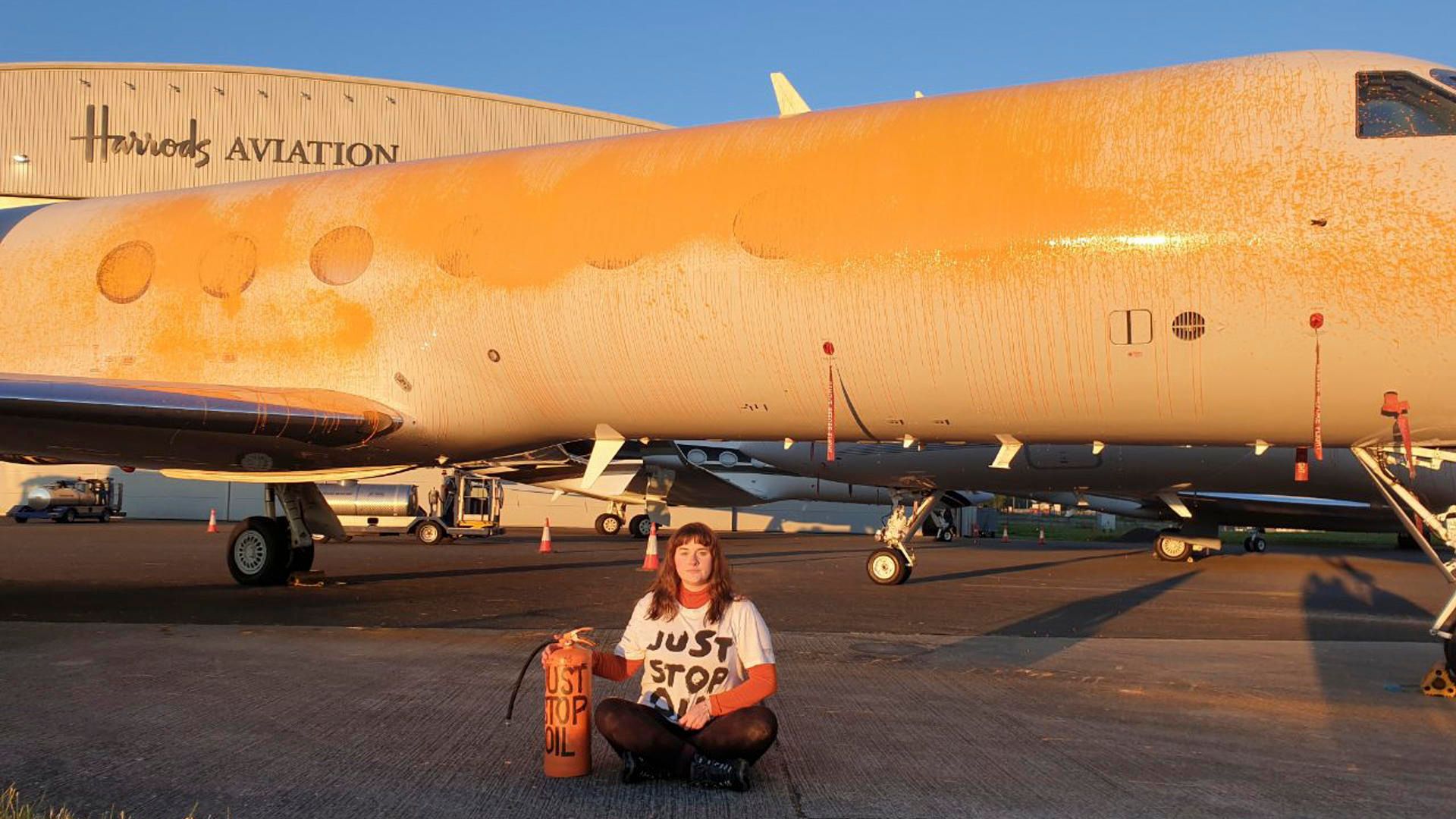 Activistas climáticos pintan con aerosol aviones privados; pensaban que el avión de Taylor Swift estaba en el aeropuerto 