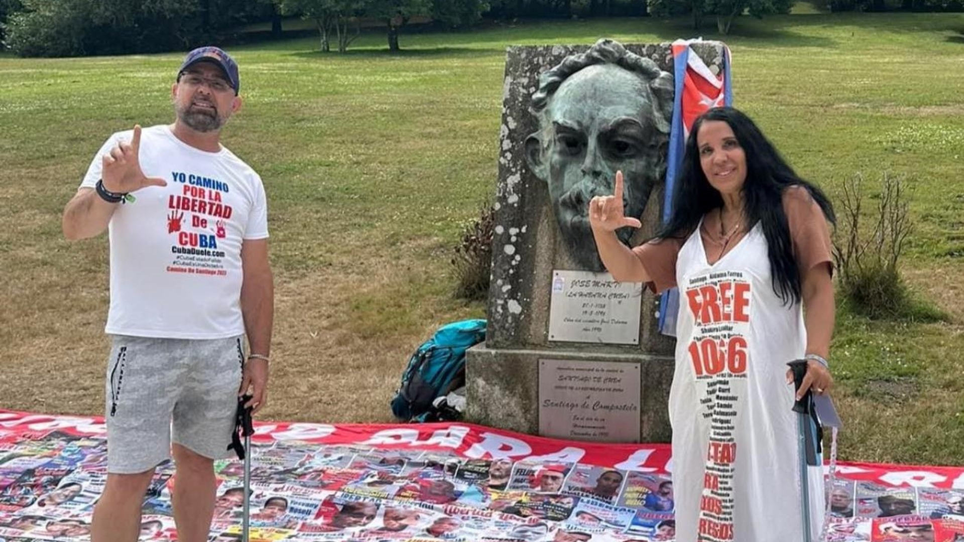 Activistas empapelan consulado cubano con pegatinas de "Cuba duele"