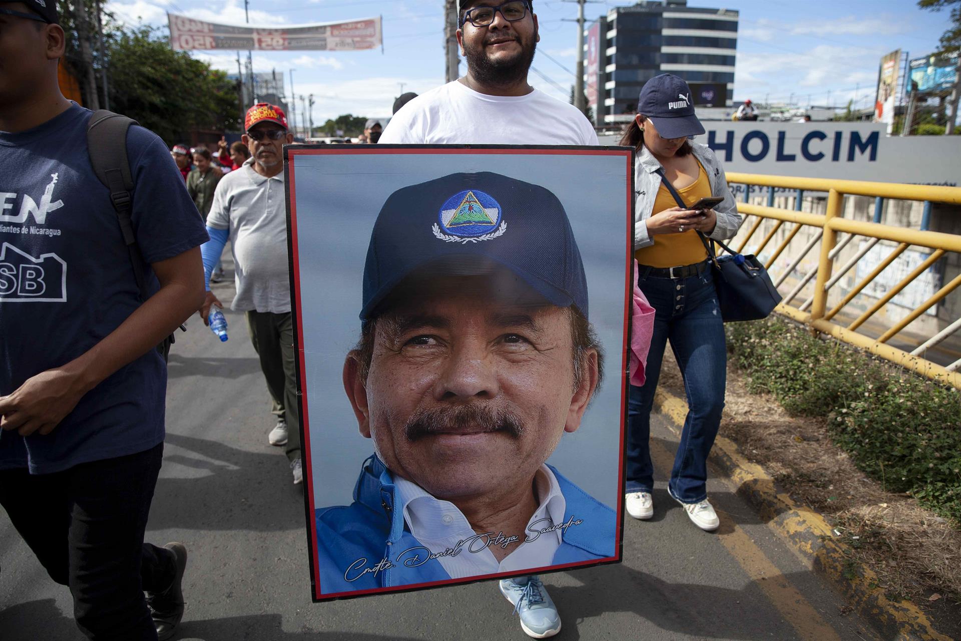 Adolescente desterrado de Nicaragua por supuestamente publicar en Facebook contra el régimen