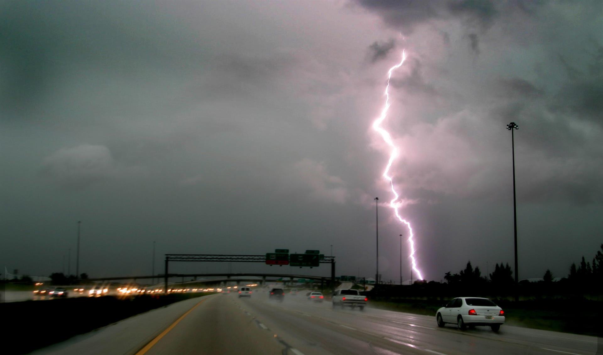 Advierten de inundaciones repentinas, tornados y tormentas eléctricas en Florida