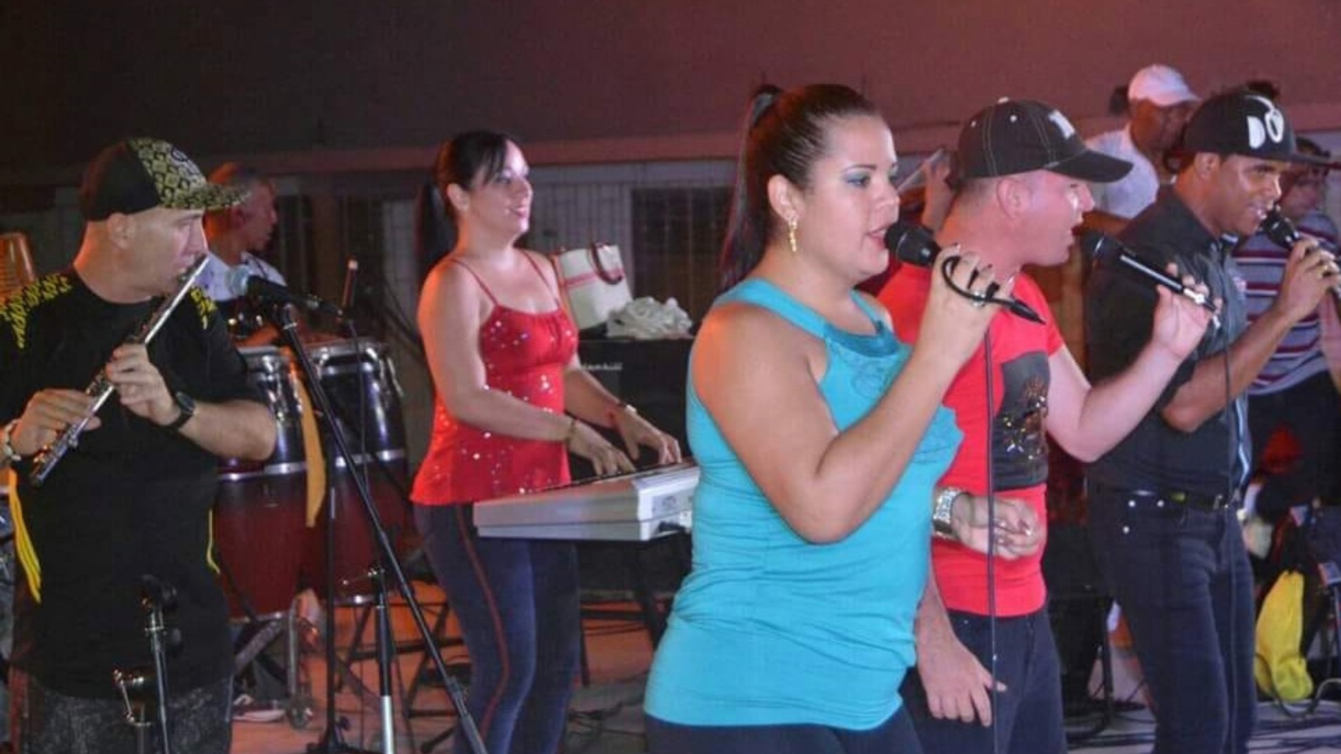 Agreden con botellazo y causan lesiones a cantante de la Original de Manzanillo 