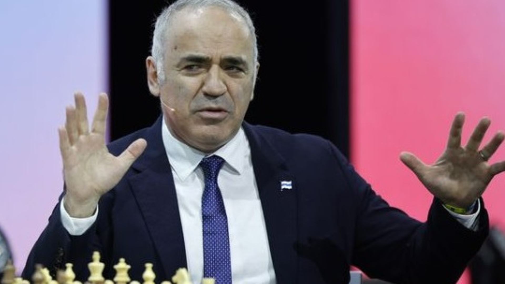 Ajedrecista Kasparov critica medidas de flexibilización de Biden para Cuba