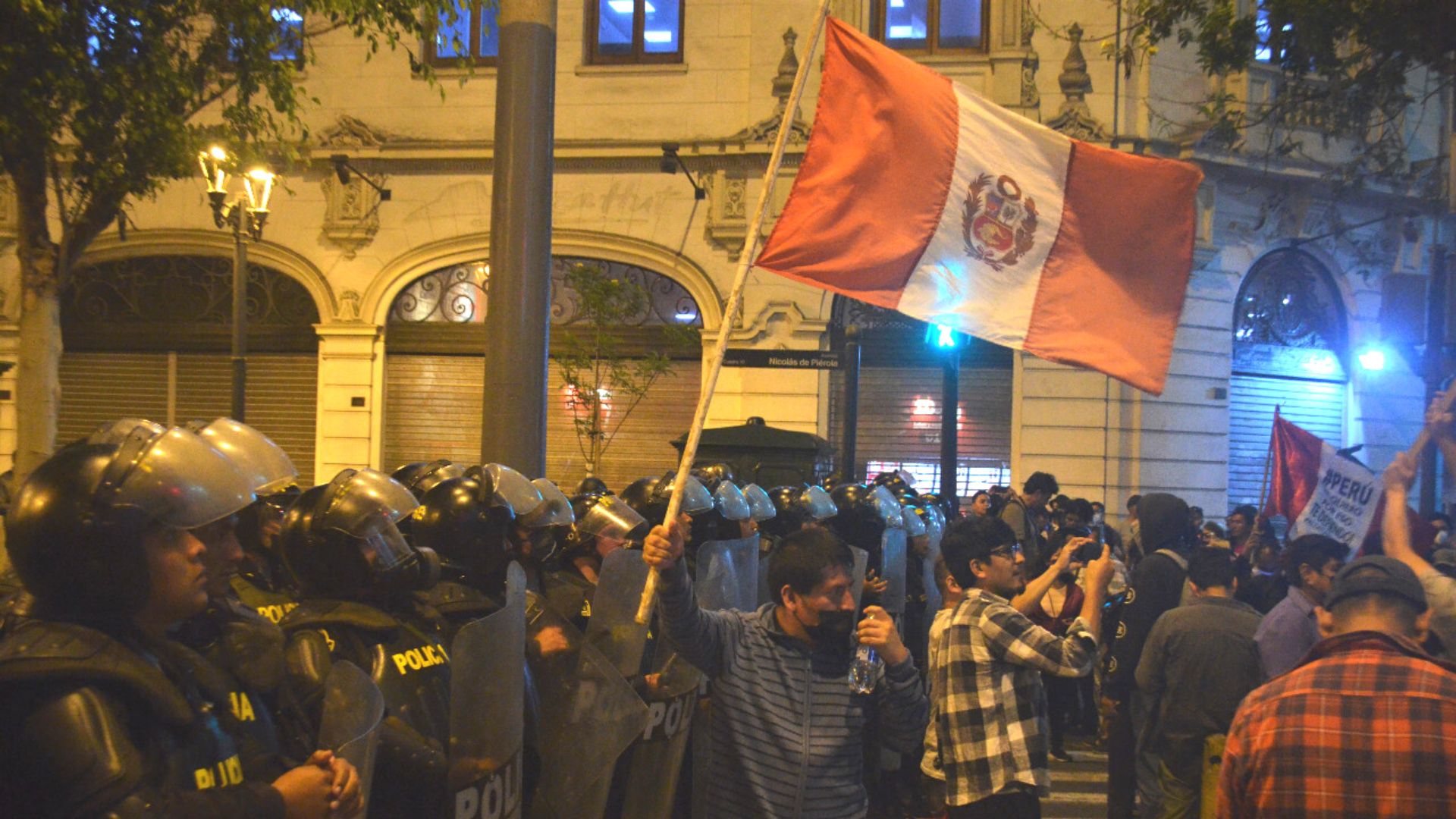 Al menos 18 muertos en sur de Perú durante jornada más violenta de las protestas