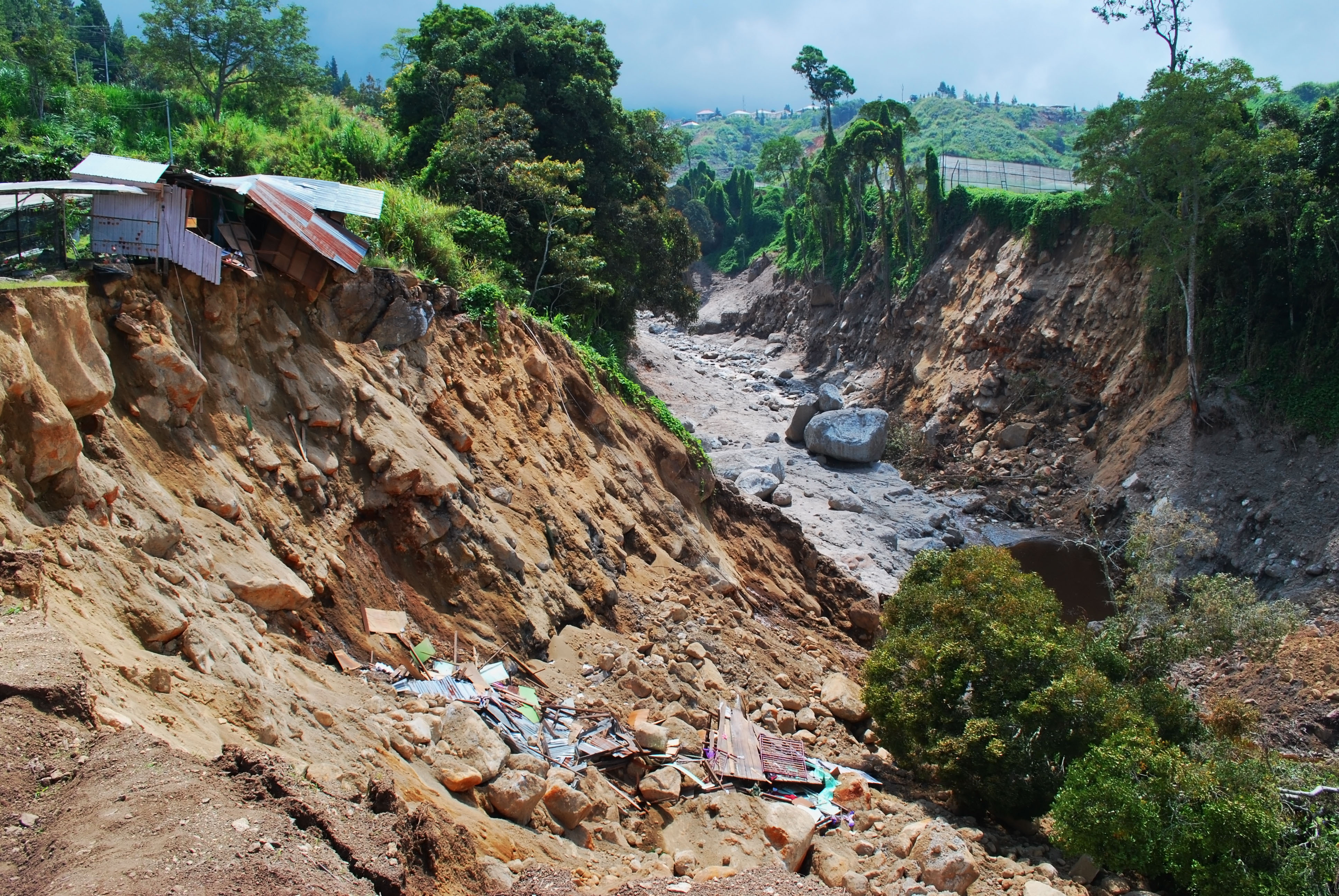 Al menos 40 muertos por deslizamiento de tierra en sur de Perú
