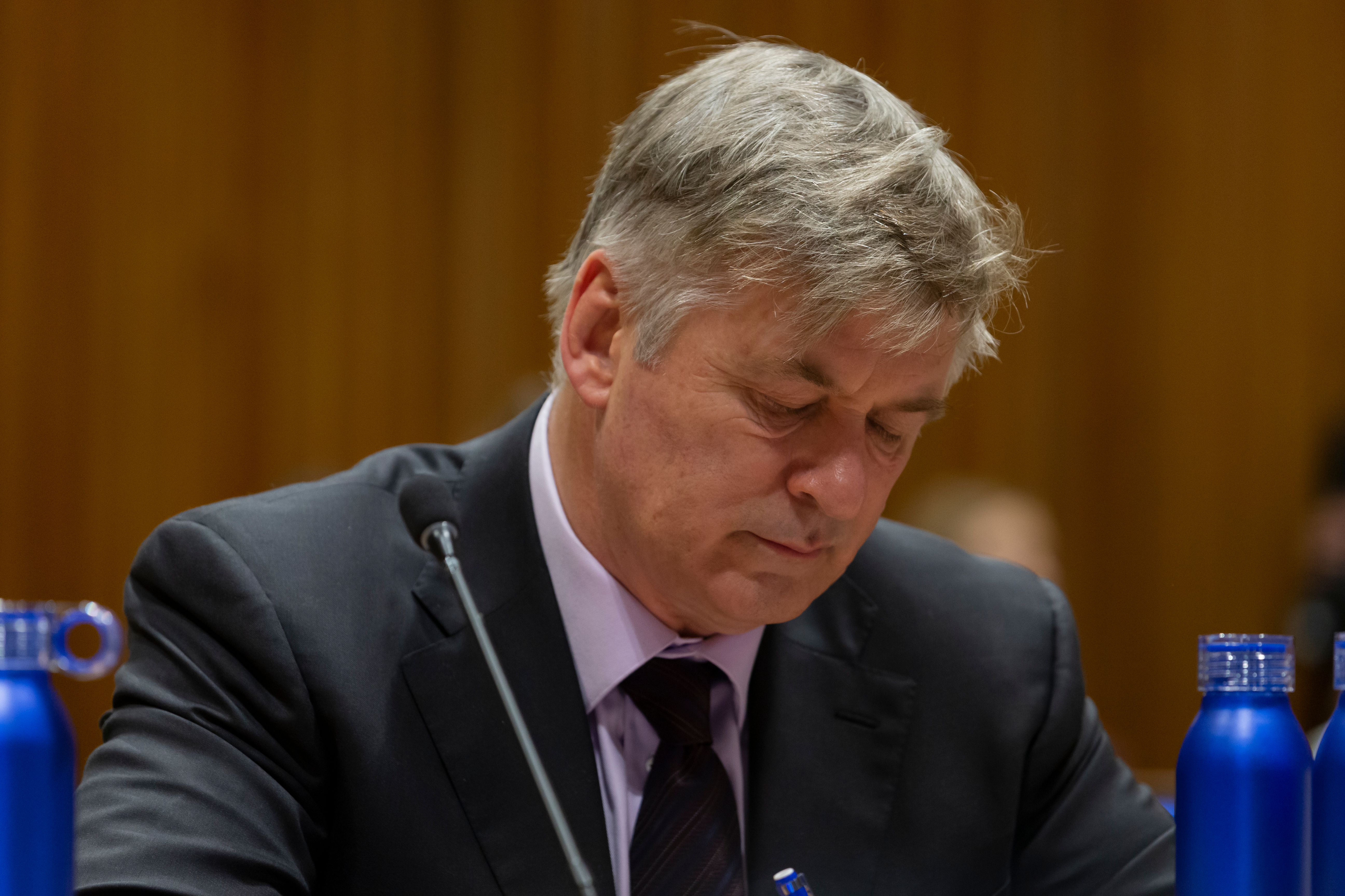 Alec Baldwin acusado de homicidio involuntario por muerte en set de "Rust" de Halyna Hutchins