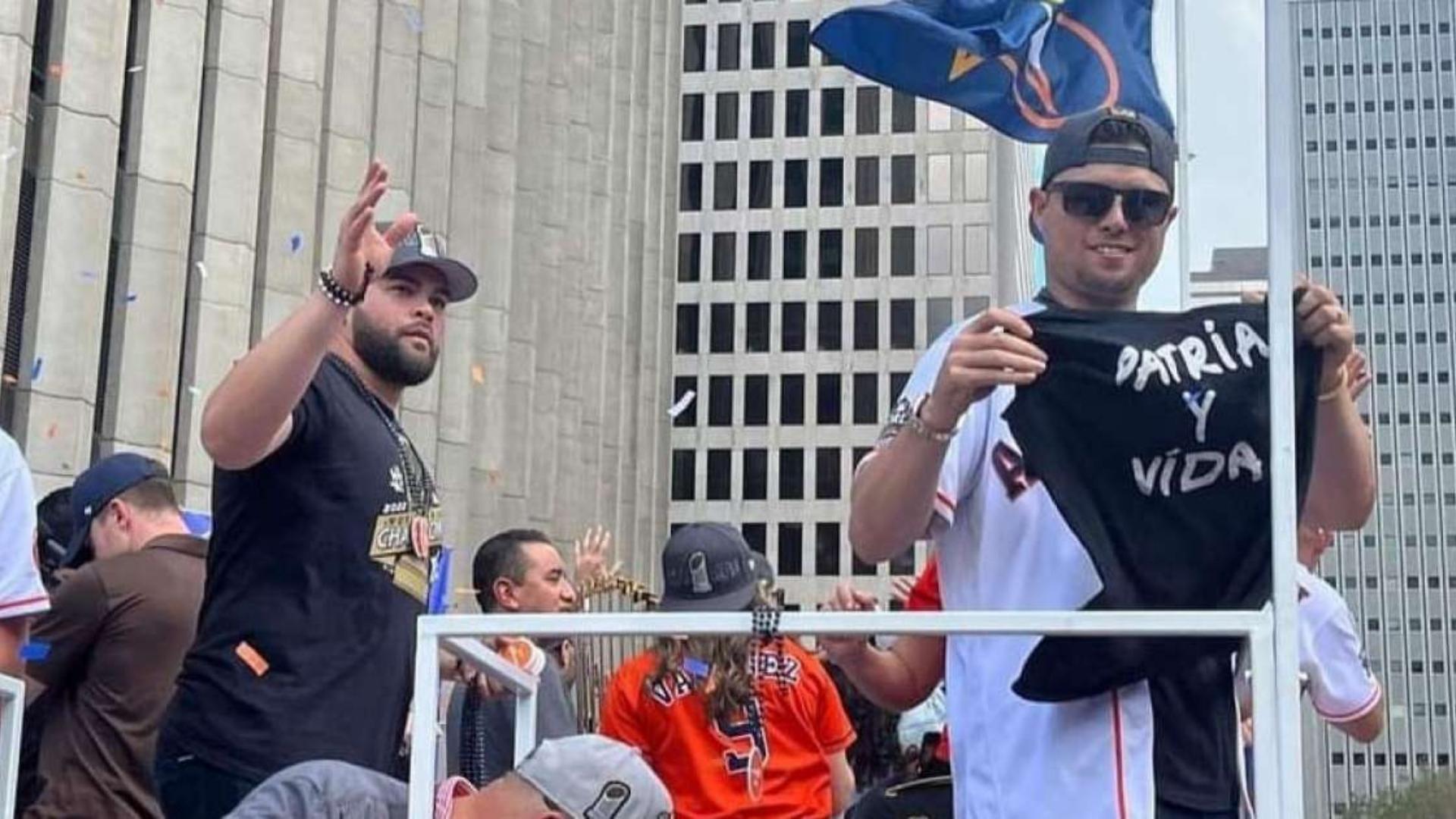 Aledmys Díaz celebró triunfo de los Astros con mensaje de “Patria y Vida”