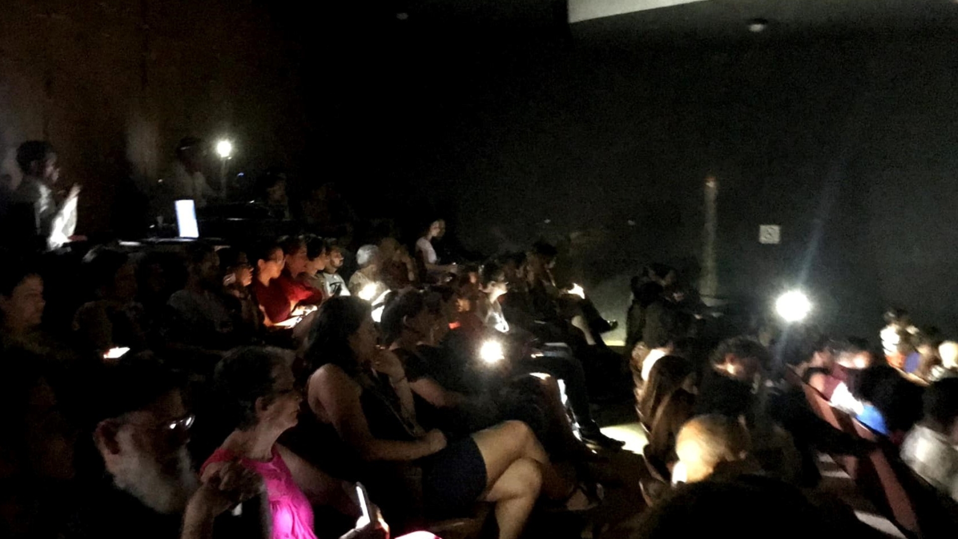 Apagones dejan a medias representación de obra teatral en Camagüey