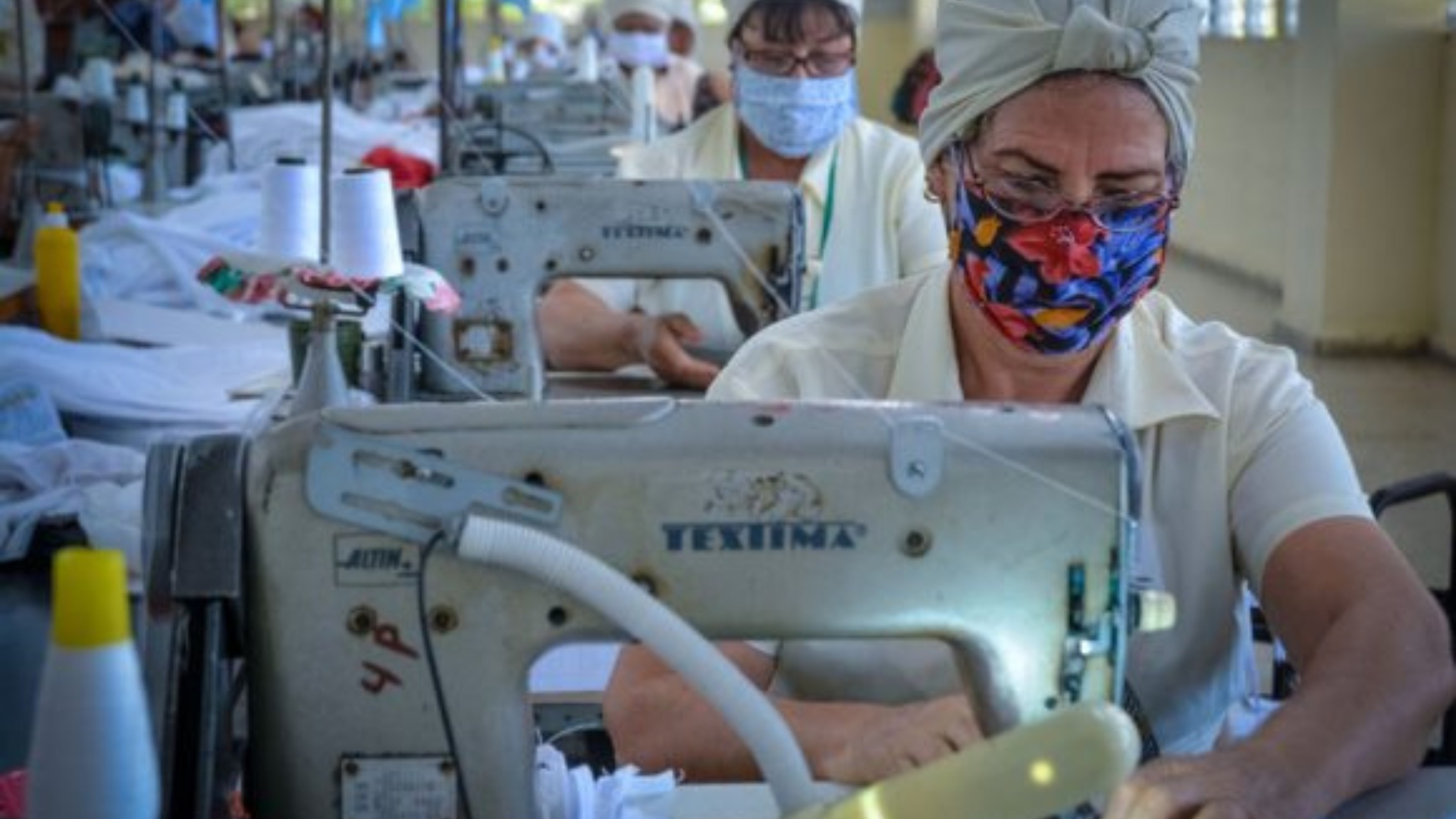 Apagones en Cuba retrasan confección de los uniformes escolares