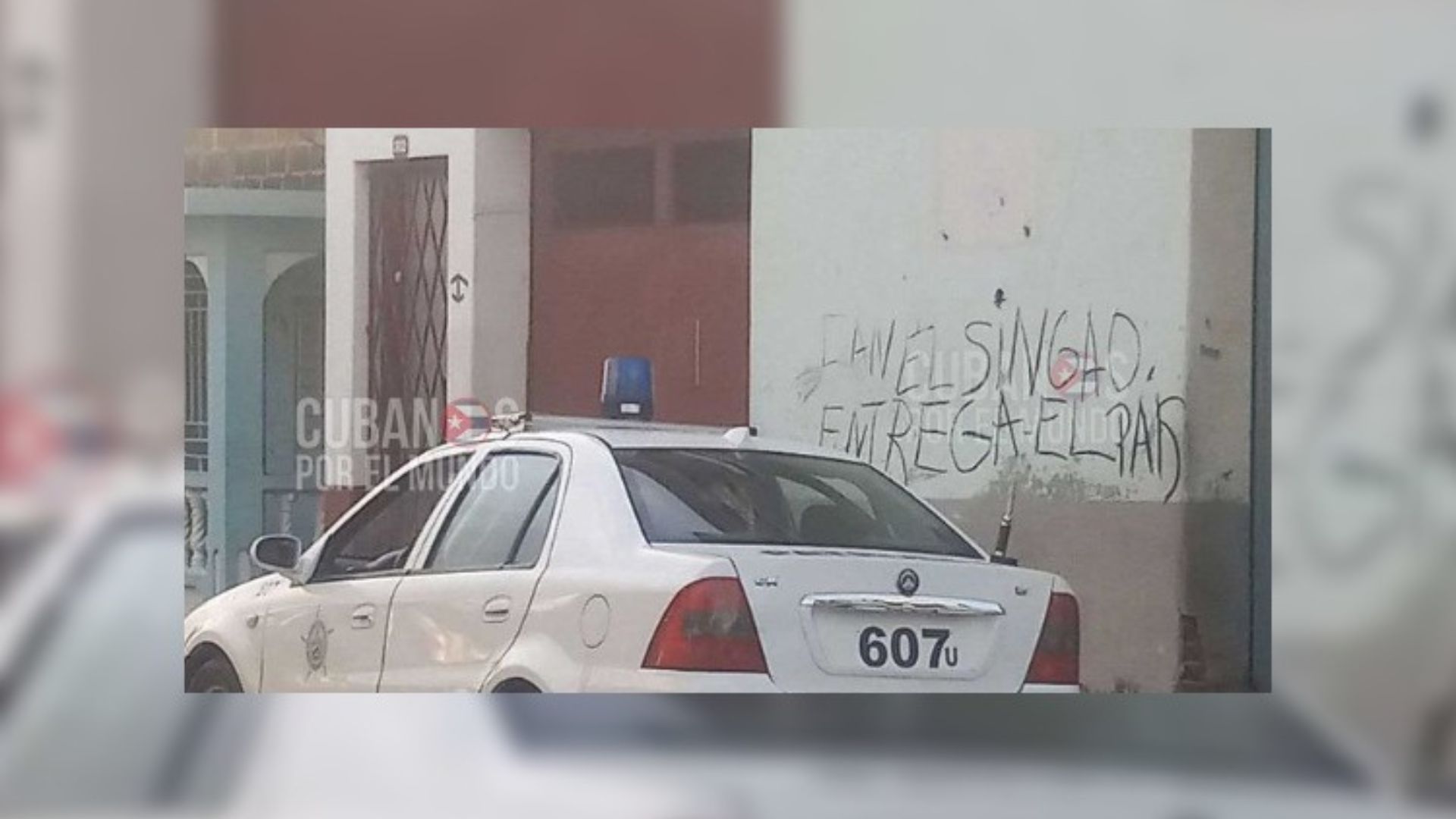Aparece cartel contra Díaz-Canel en Santiago de Cuba: "Entrega el país"