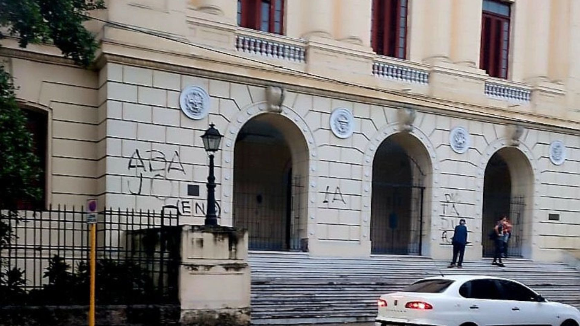 Aparece cartel de "Abajo la dictadura" en Facultad de Física de la Universidad de La Habana