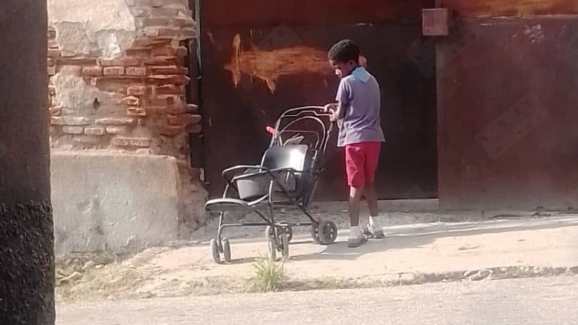 Aparece otro niño vendiendo aguacates en Santiago de Cuba