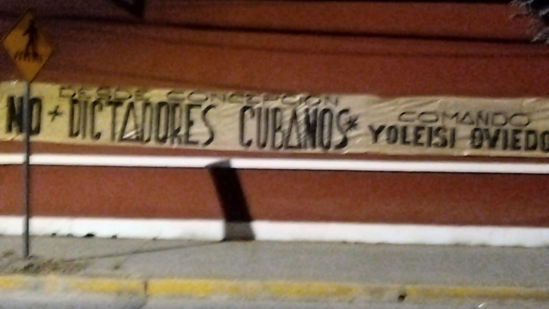 Aparecen carteles contra la dictadura cubana en Chile