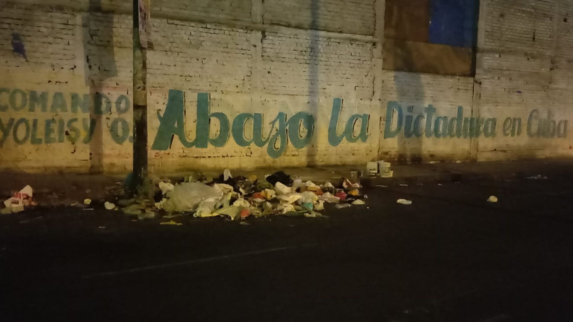 Aparecen carteles contra la dictadura cubana en Perú