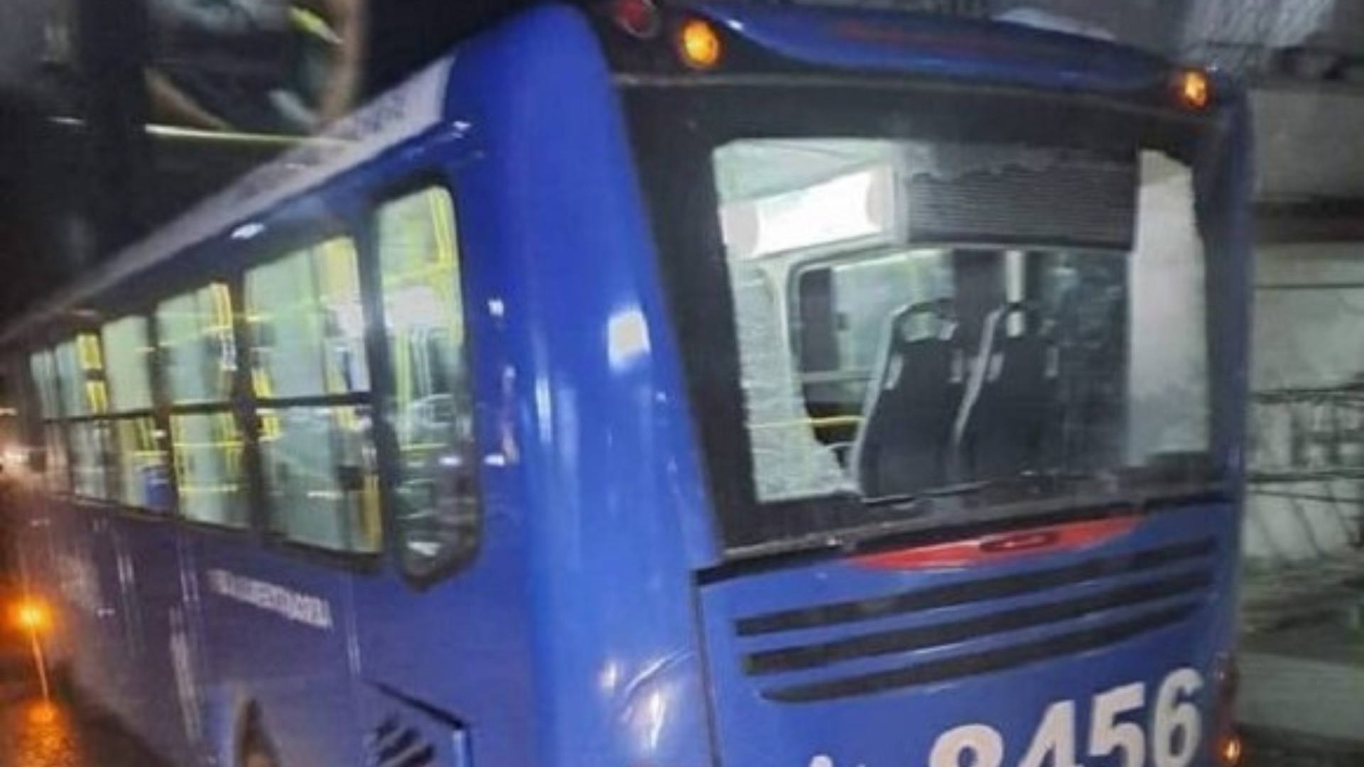 Apedrean tres ómnibus en La Habana