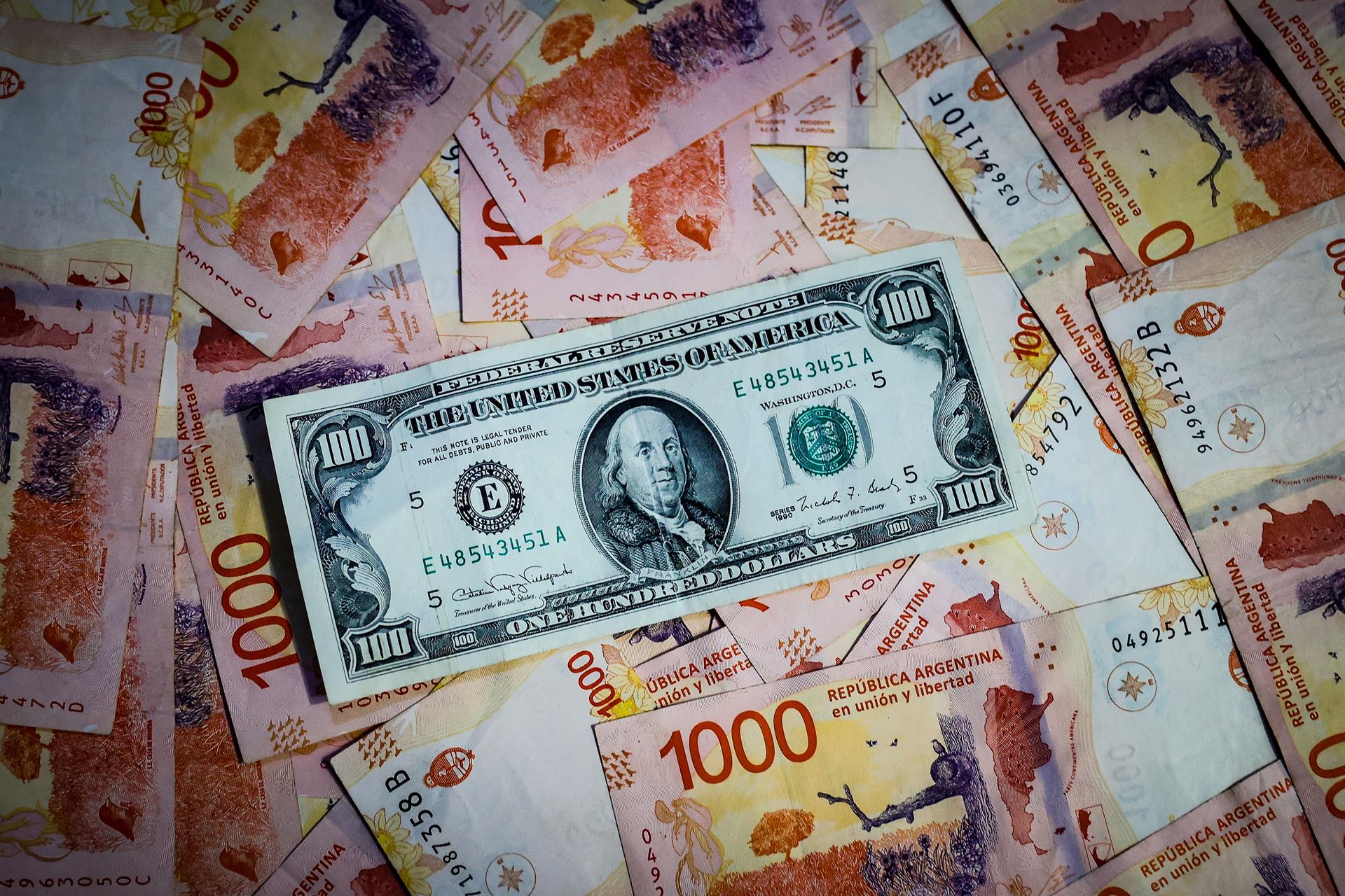Argentina lanza su billete de mayor denominación en medio de la crisis económica