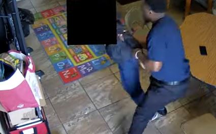 Arrestan al director de una escuela en Florida por golpear con un cable a un niño