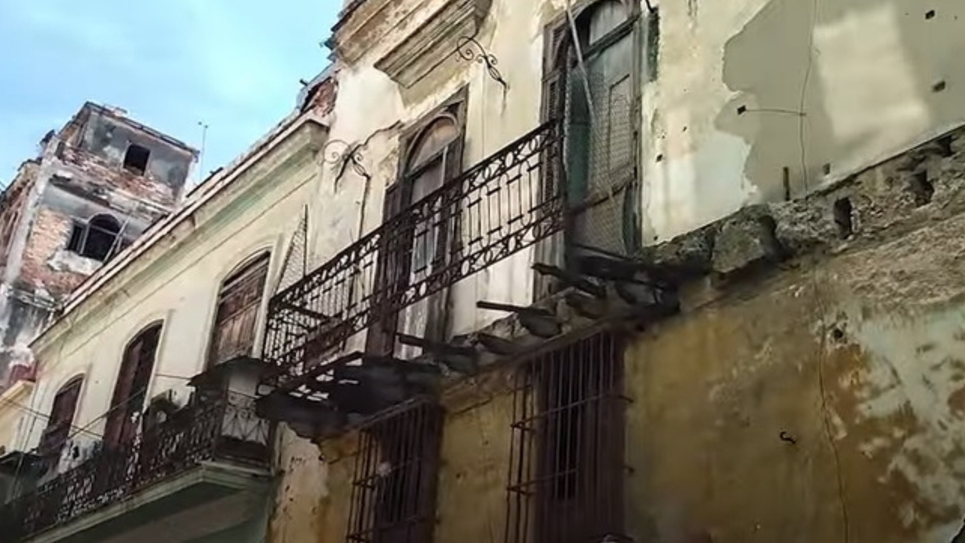 Así están los balcones de La Habana