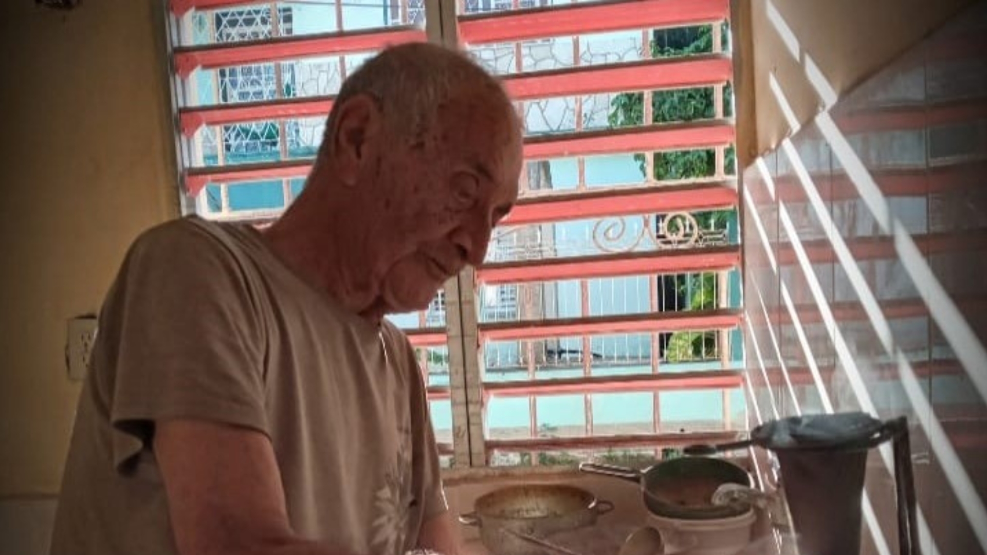 Asaltan casa del poeta cubano Delfín Prats 