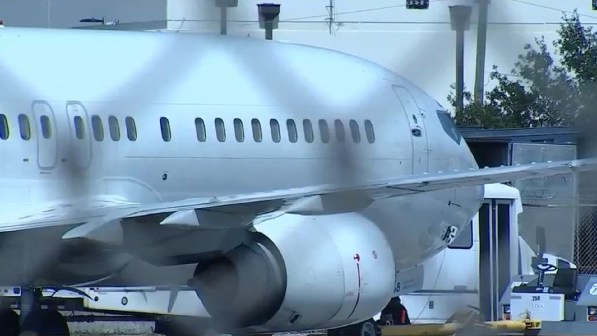 Aterriza en La Habana avión con 66 cubanos deportados desde Miami 