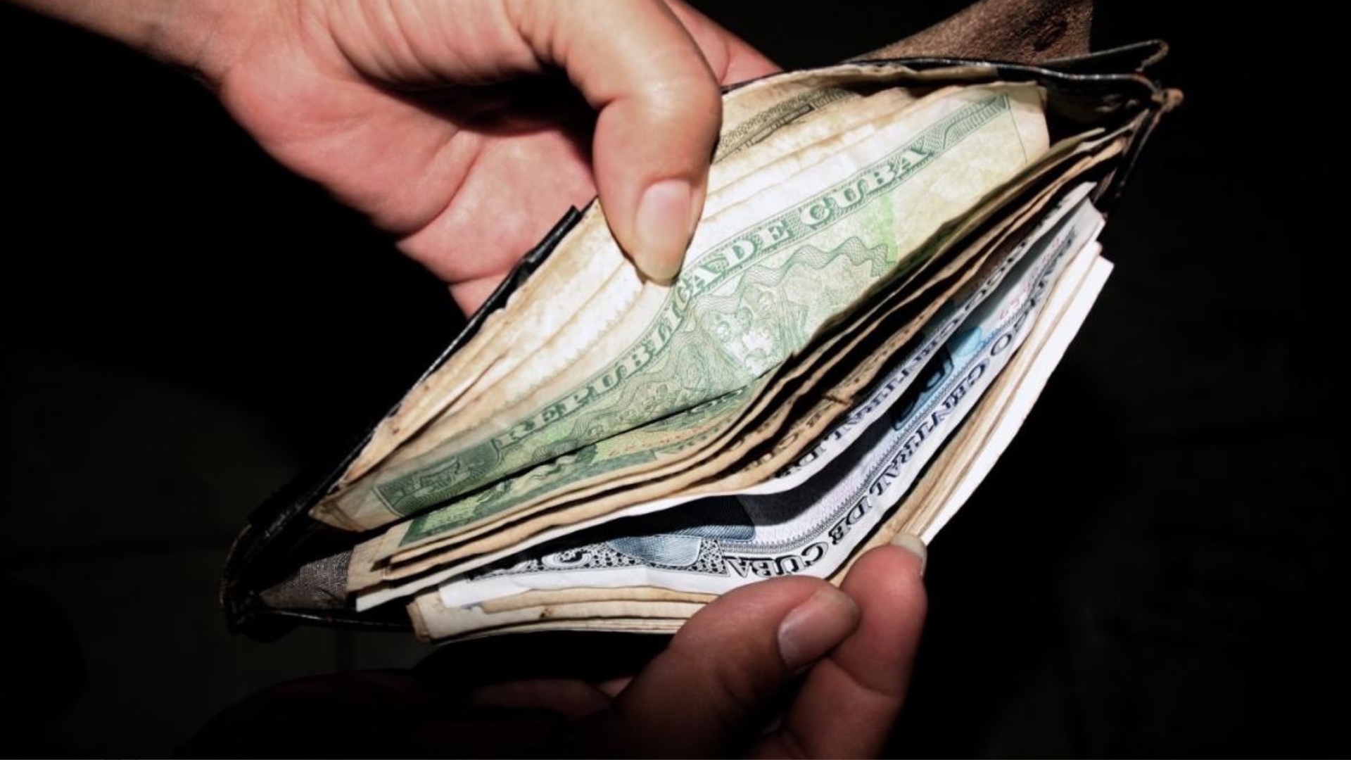 “Aumenten esos salarios”: cubanos critican ofertas de trabajo del Banco Metropolitano