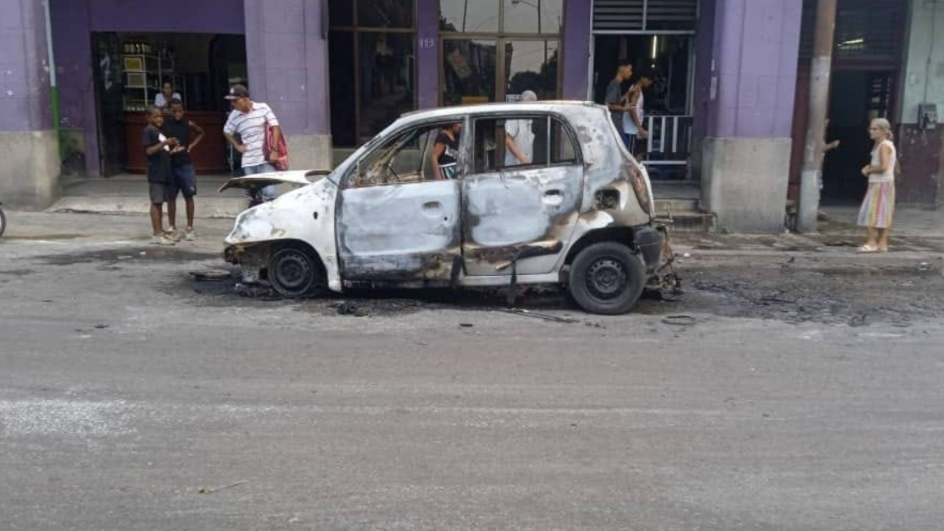 Auto se incendia en Diez de Octubre