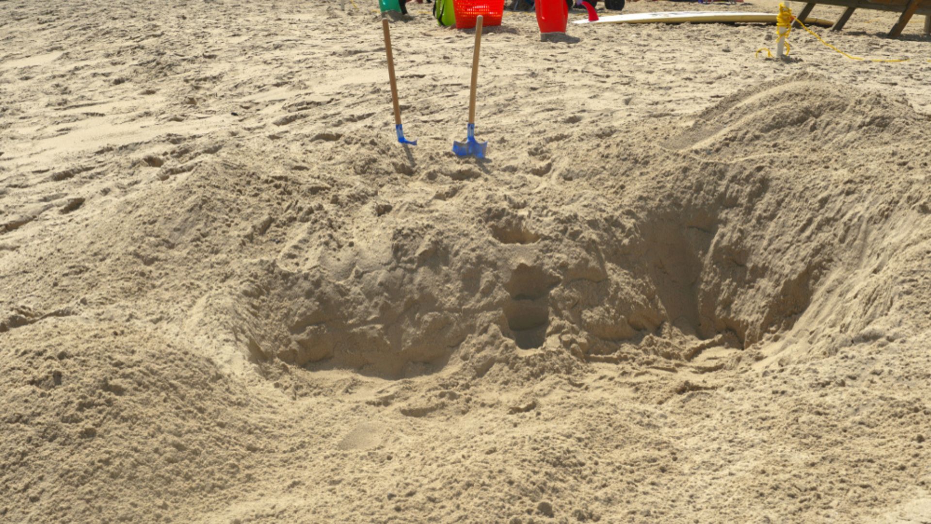 Autoridades discuten nuevas medidas después de que una niña muriera enterrada en arena de playa de Florida 