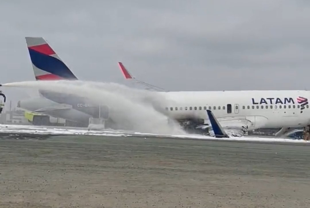 Avión de Latam choca al realizar aterrizaje de emergencia en aeropuerto de Lima