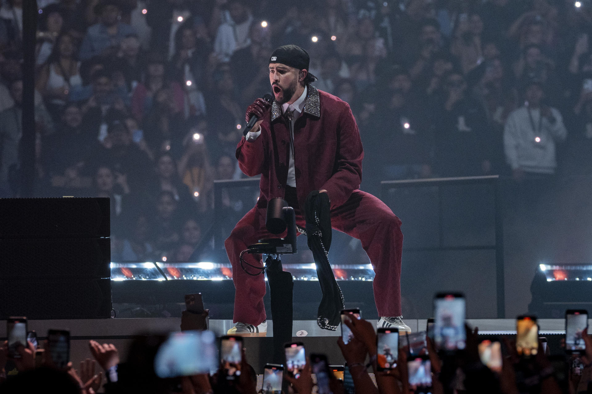 Bad Bunny cambia el micrófono por el bate