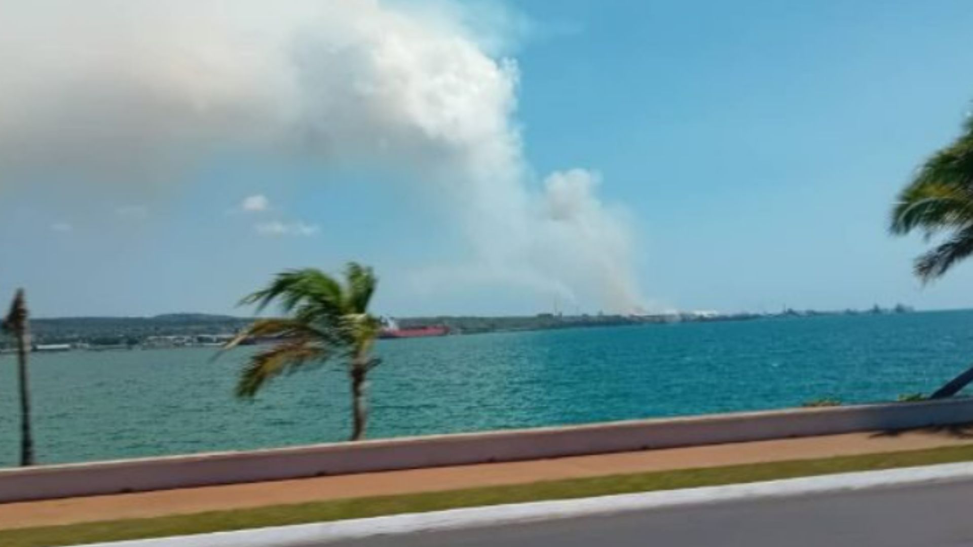 Bajo control incendio cerca de la Base de Supertanqueros de Matanzas