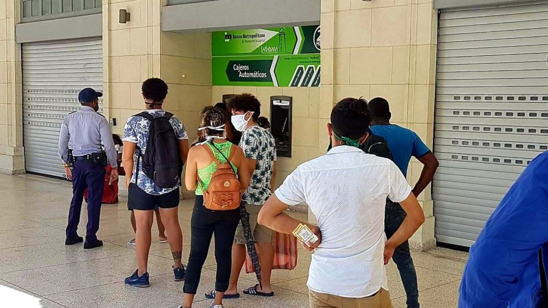 Bancarización: multas y regulaciones en un país sin electricidad, conexión ni dinero