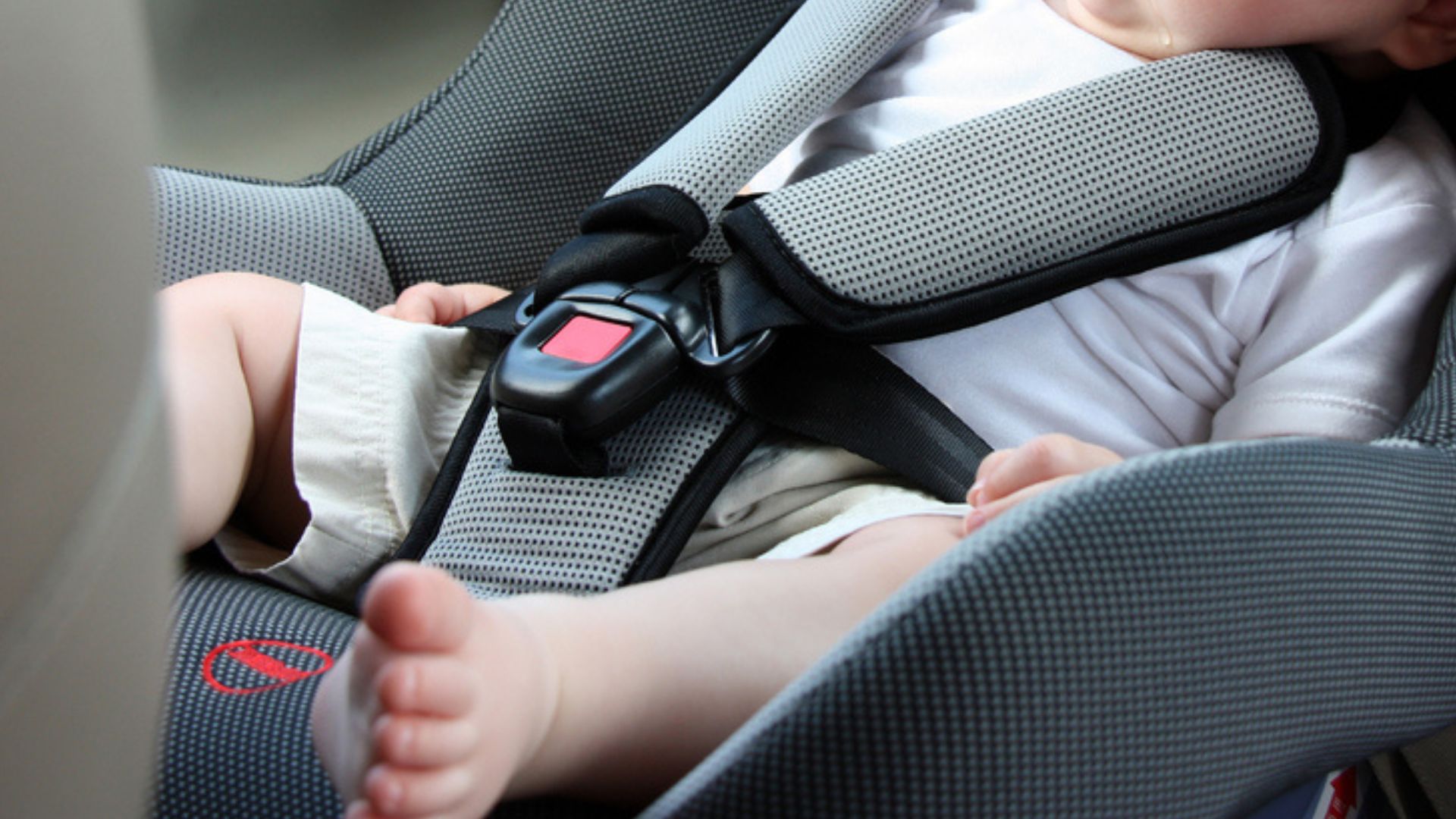 Bebé de 3 meses muere encerrado en auto, mientras su madre iba a cita de salud mental 