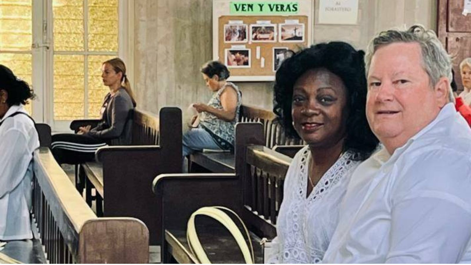Berta Soler asiste a misa junto al encargado de negocios de la embajada de EEUU en Cuba